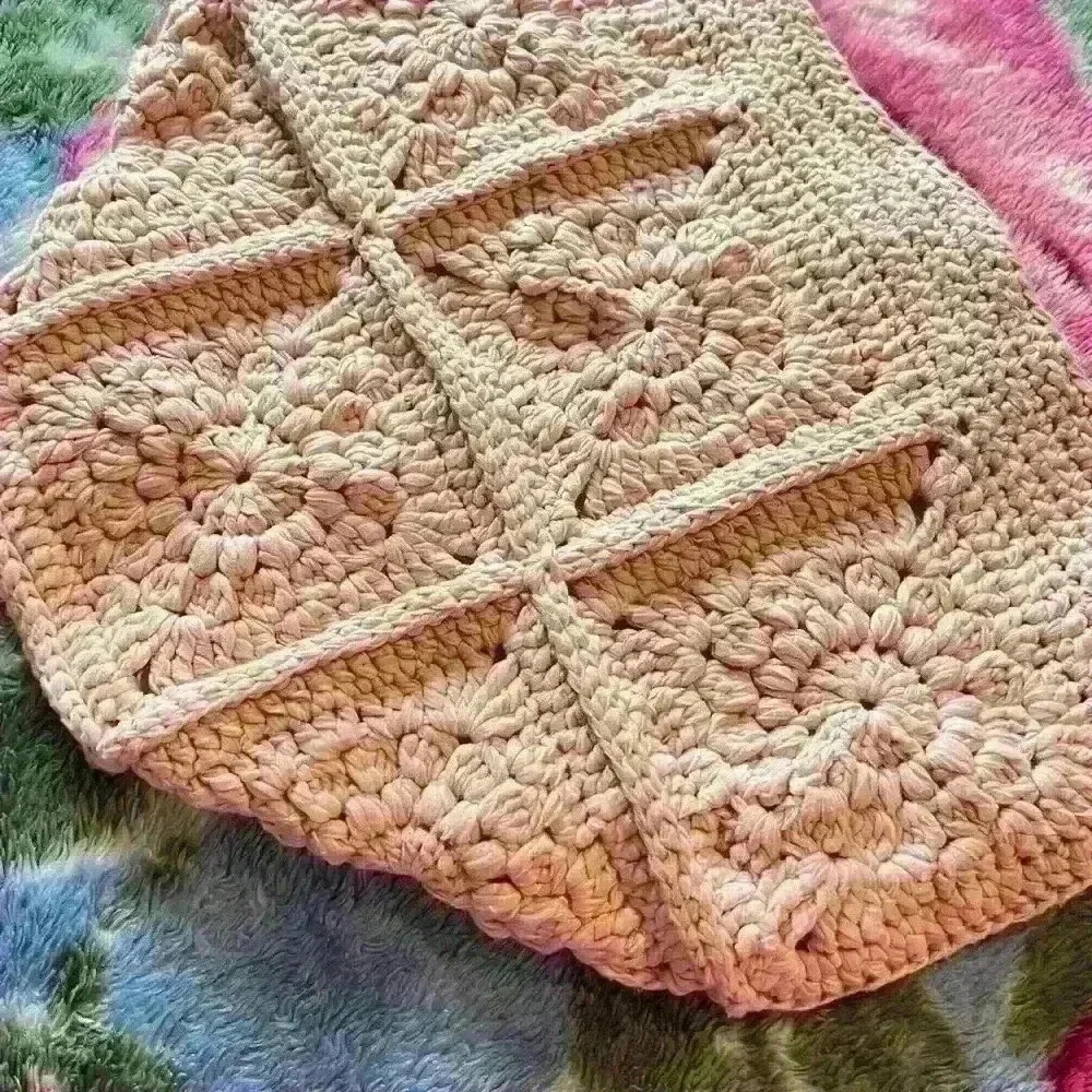 Sunflower granny stitch hobo bag, handmade crossbody strap - Picture 5 of 6